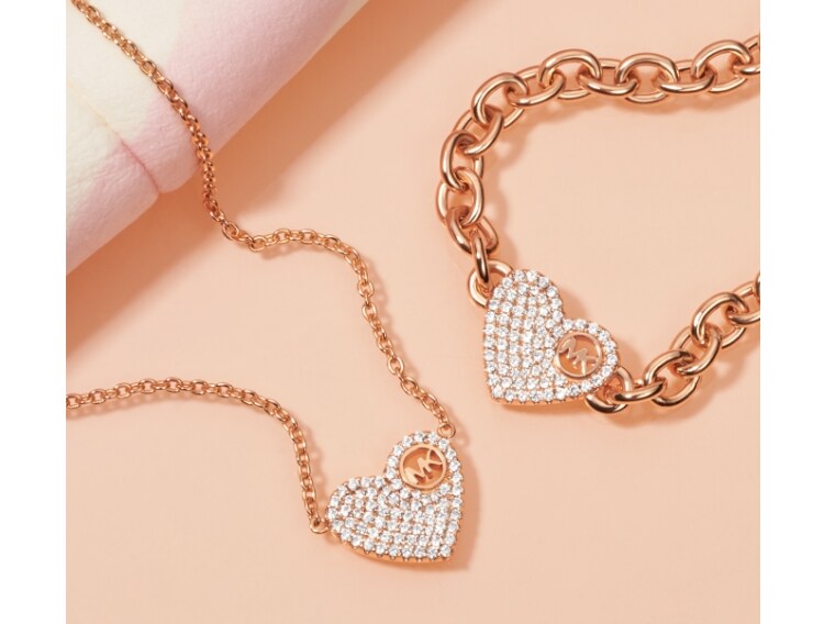 Collier à pendentif en forme de cœur et bracelet à maillons de chaîne de Michael Kors.
